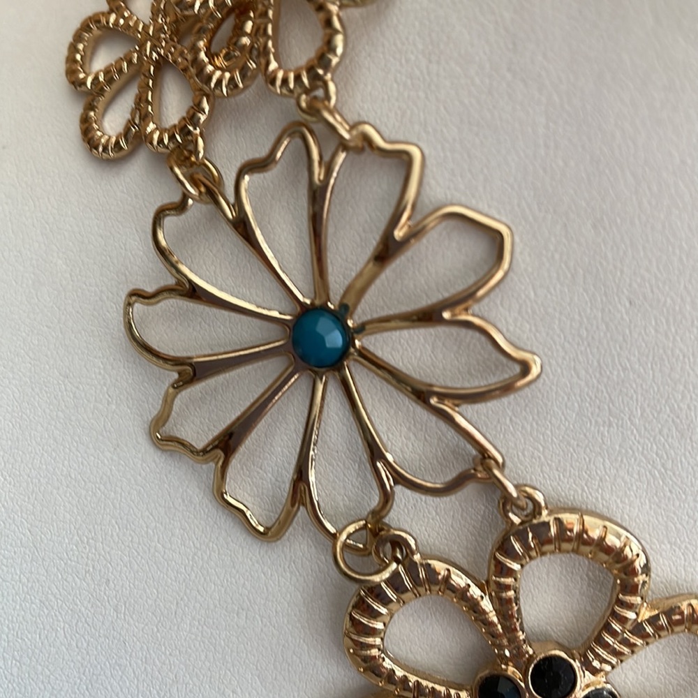 Pretty flower necklace NWOT - Picture 2 of 6
